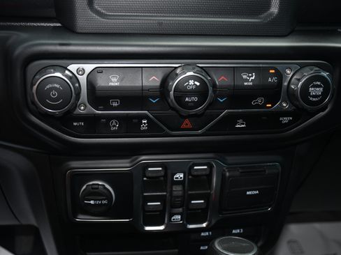Used 2022 Jeep Gladiator Sport AWD/4WD image 13