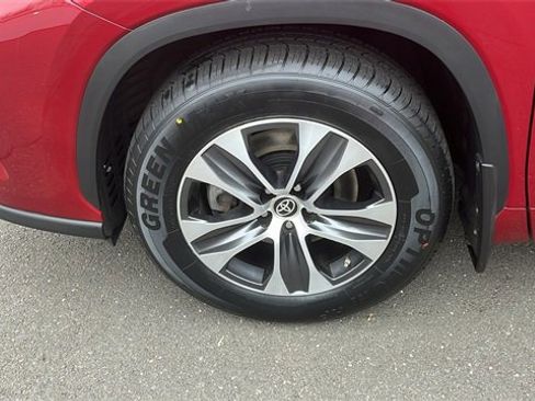 Certified 2023 Toyota Highlander XLE image 8