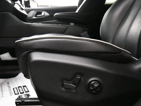 Used 2025 Chrysler Pacifica Limited FWD image 11