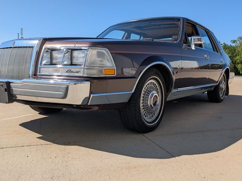 Used 1987 Lincoln Continental Signature RWD image 4