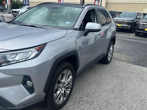 Used 2020 Toyota RAV4 Limited AWD/4WD image 4