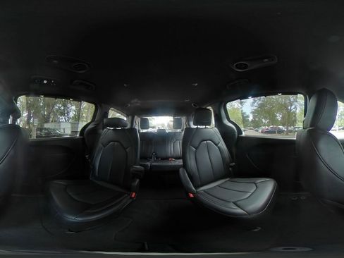 Used 2025 Chrysler Pacifica Select FWD image 45