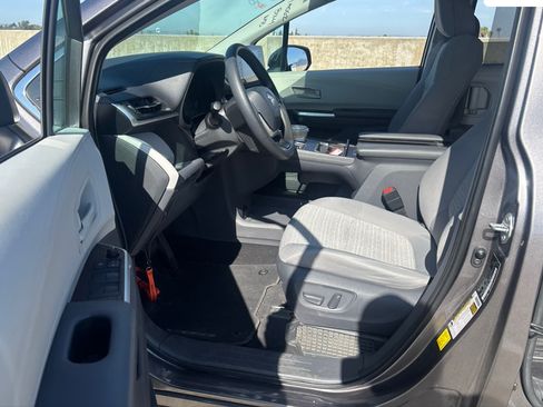 Used 2021 Toyota Sienna LE FWD image 4