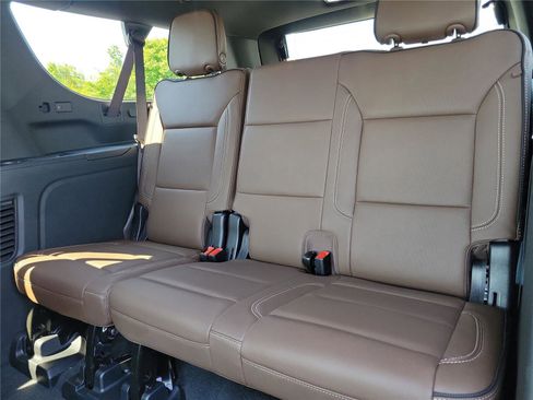 Used 2025 Chevrolet Suburban High Country AWD/4WD image 15