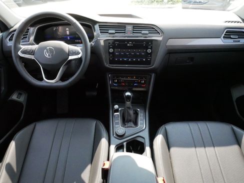 Certified 2024 Volkswagen Tiguan SE w/ Panoramic Sunroof Package AWD/4WD image 10