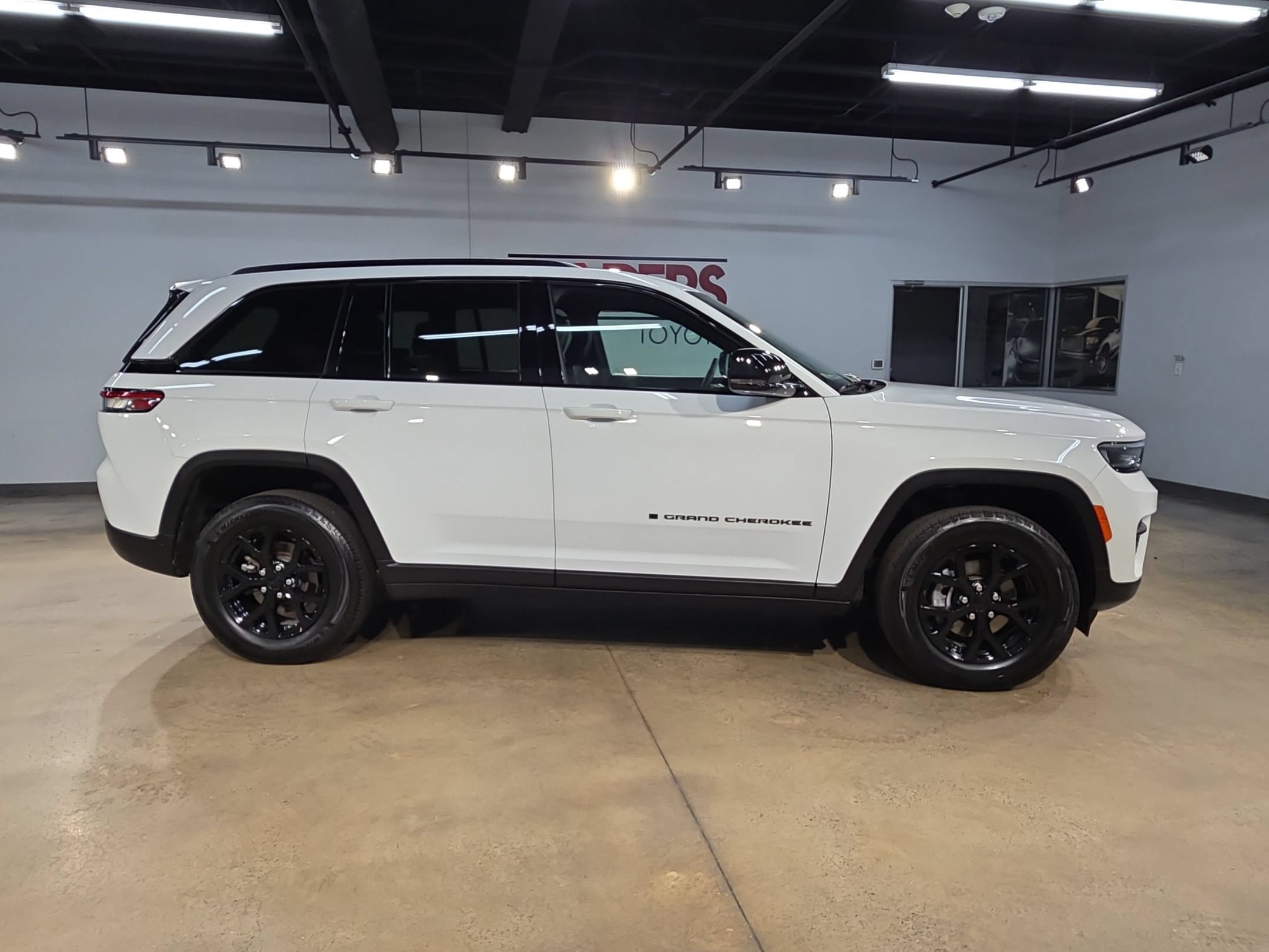 Used 2025 Jeep Grand Cherokee Altitude AWD/4WD image 8