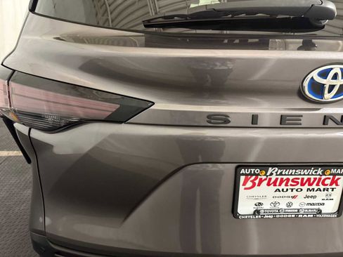 Certified 2023 Toyota Sienna XLE image 17