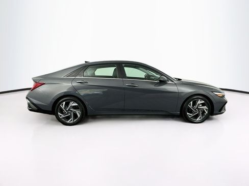 Used 2025 Hyundai Elantra Limited FWD image 10