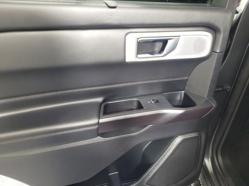 Used 2020 Ford Explorer Platinum w/ Premium Technology Package image 24