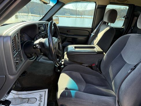 Used 2005 GMC Sierra 2500 SLE w/ Skid Plate Package image 15