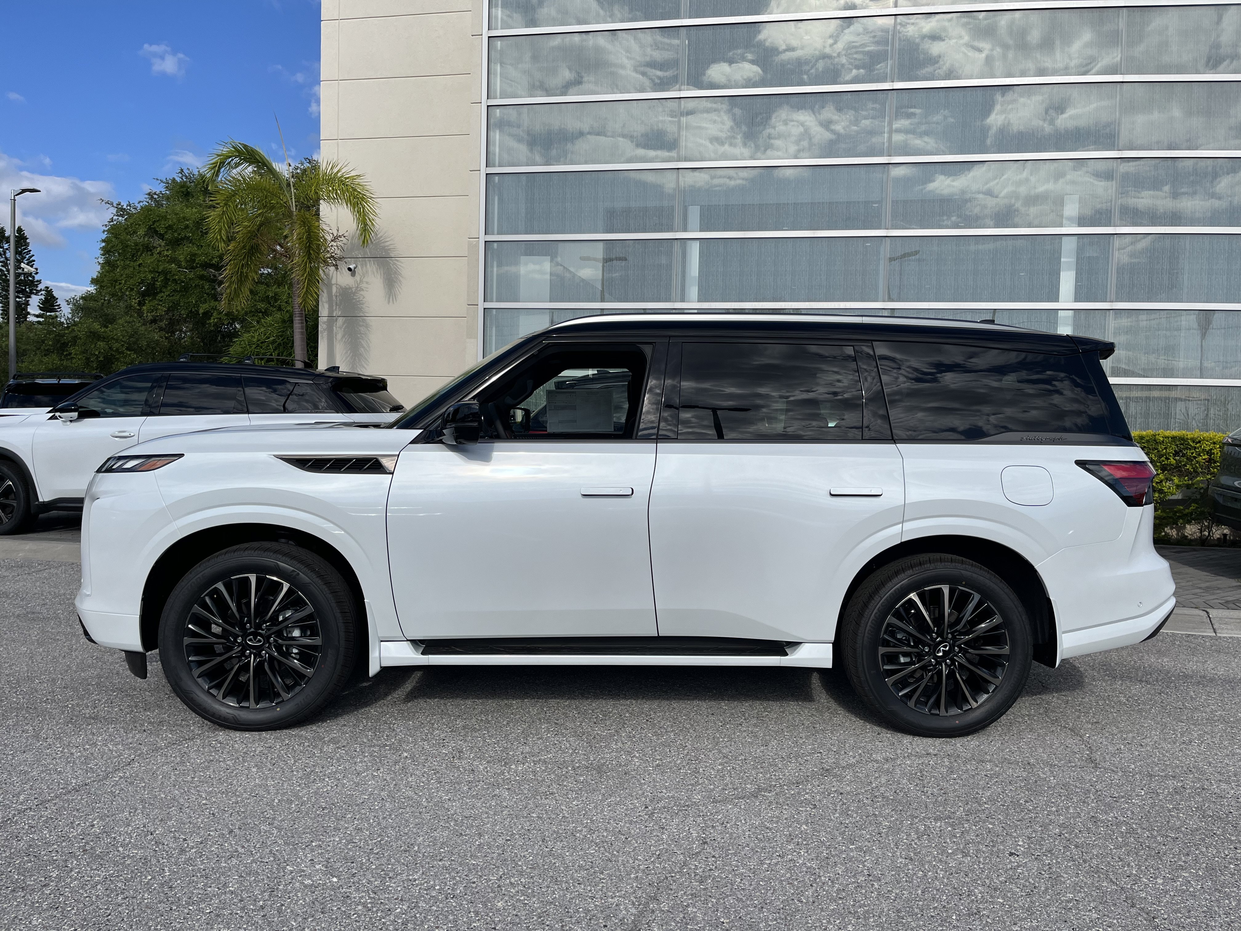 New 2026 INFINITI QX80 Autograph w/ Premium Cargo Package AWD/4WD image 2