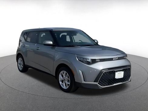 Used 2025 Kia Soul LX w/ LX Technology Package image 3
