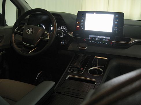 Used 2023 Toyota Sienna XLE image 2