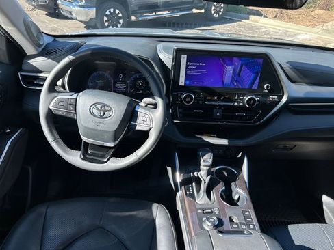 Used 2024 Toyota Highlander Limited image 19