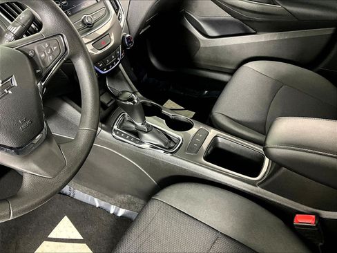 Used 2019 Chevrolet Cruze LT w/ Convenience Package FWD image 18