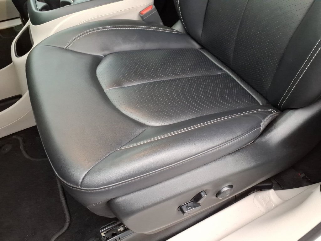 Certified 2024 Chrysler Pacifica Touring-L FWD image 11