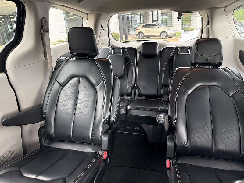 Used 2023 Chrysler Pacifica Touring-L FWD image 11