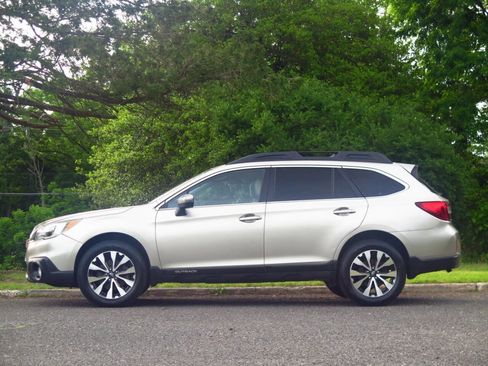 Used 2015 Subaru Outback 2.5i Limited AWD/4WD image 2