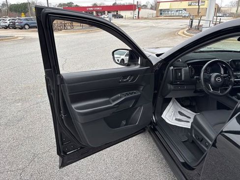 Used 2024 Nissan Pathfinder SV image 10