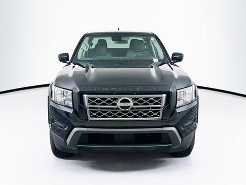 Used 2024 Nissan Frontier SV RWD image 2