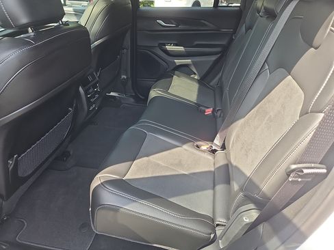 Used 2025 Jeep Grand Cherokee Altitude AWD/4WD image 29