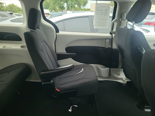 Used 2017 Chrysler Pacifica LX FWD image 3