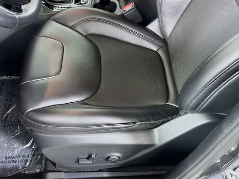 Used 2020 Jeep Cherokee Latitude Plus image 19