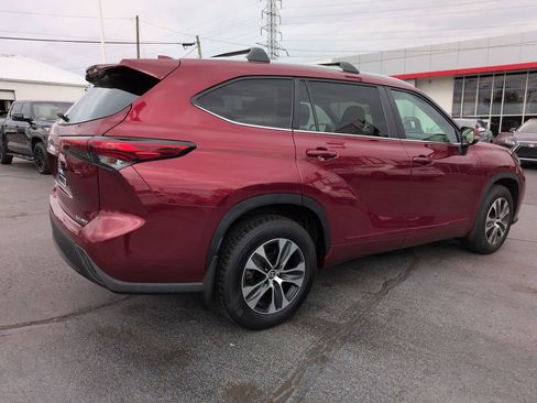 Used 2023 Toyota Highlander XLE AWD/4WD image 5