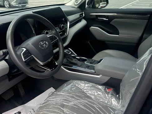 Used 2024 Toyota Highlander Platinum FWD image 7