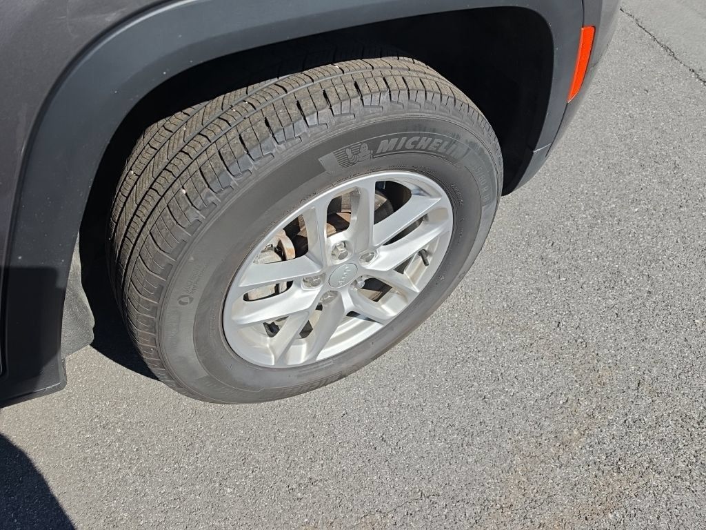 Used 2023 Jeep Grand Cherokee Laredo AWD/4WD image 30