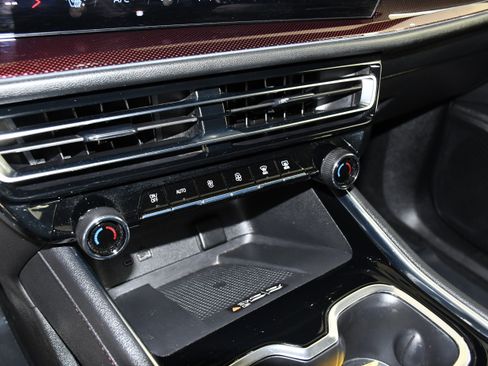 Used 2025 Chevrolet Traverse Z71 AWD/4WD image 29