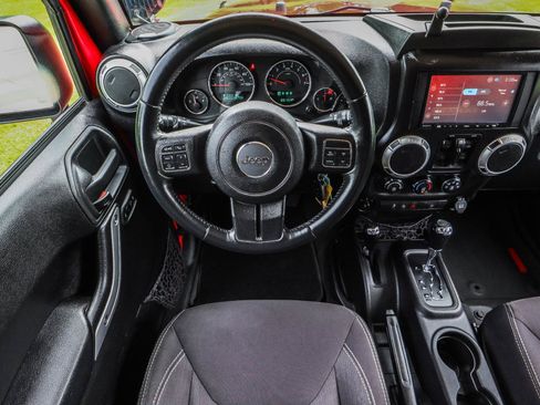 Used 2015 Jeep Wrangler Unlimited Sahara w/ Connectivity Group AWD/4WD image 21