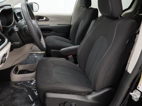 Used 2023 Chrysler Voyager LX image 18