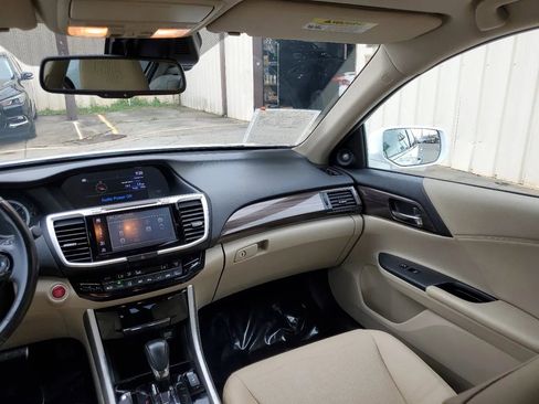 Used 2017 Honda Accord Touring image 33
