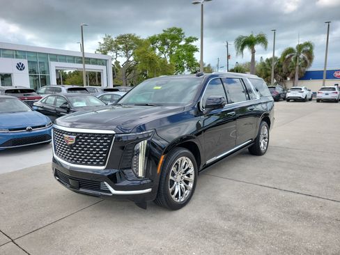 Used 2025 Cadillac Escalade ESV Premium Luxury w/ Touring Package image 8