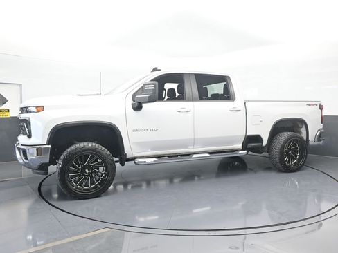 Used 2024 Chevrolet Silverado 2500 LT image 2