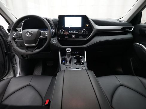 Used 2025 Toyota Highlander XLE AWD/4WD image 5