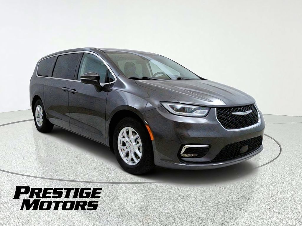 Used 2023 Chrysler Pacifica Touring-L FWD image 1