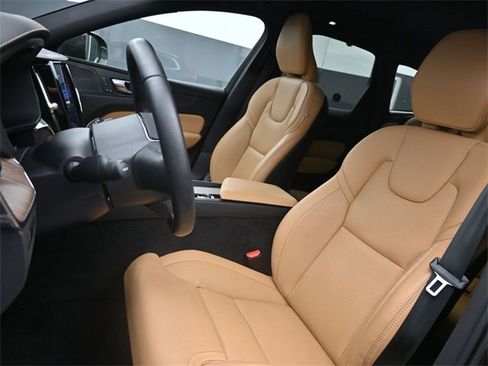 Used 2022 Volvo XC60 B5 Inscription w/ Protection Package Premier image 9