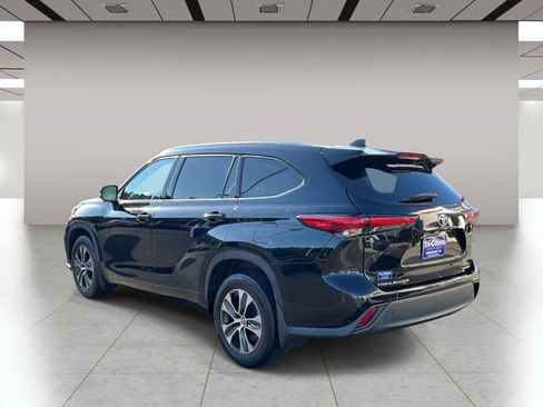 Used 2021 Toyota Highlander XLE AWD/4WD image 6