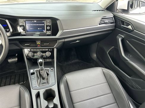 Certified 2024 Volkswagen Jetta SE w/ Panoramic Sunroof Package image 13