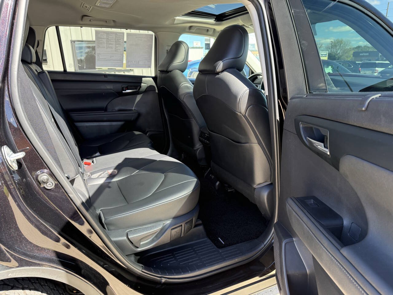 Used 2021 Toyota Highlander XLE AWD/4WD image 13