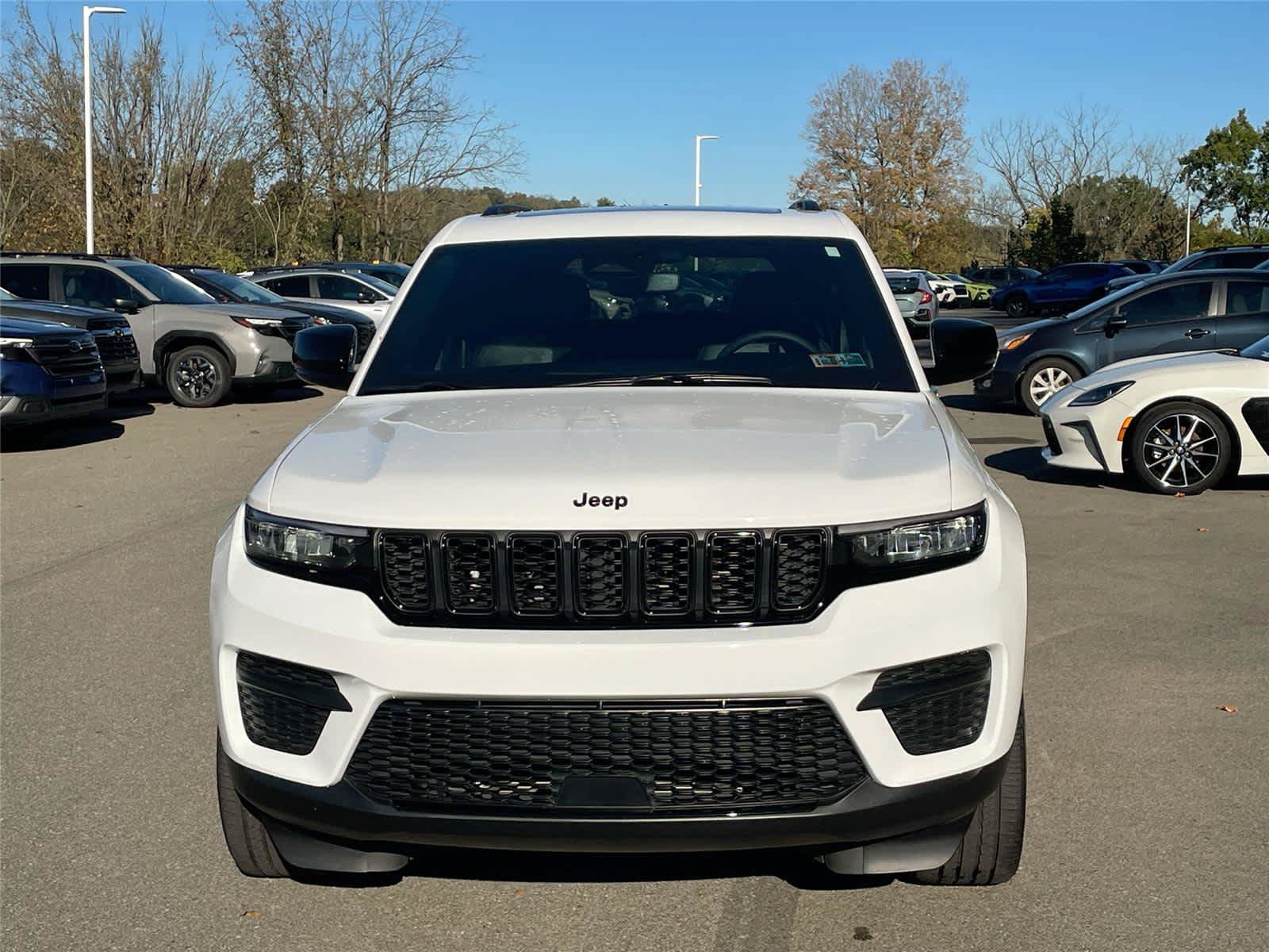 Used 2023 Jeep Grand Cherokee Altitude AWD/4WD image 8
