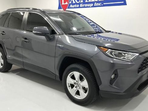 Used 2020 Toyota RAV4 XLE w/ XLE Grade Weather Package AWD/4WD image 3