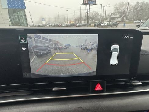 Used 2025 Kia Carnival EX image 15