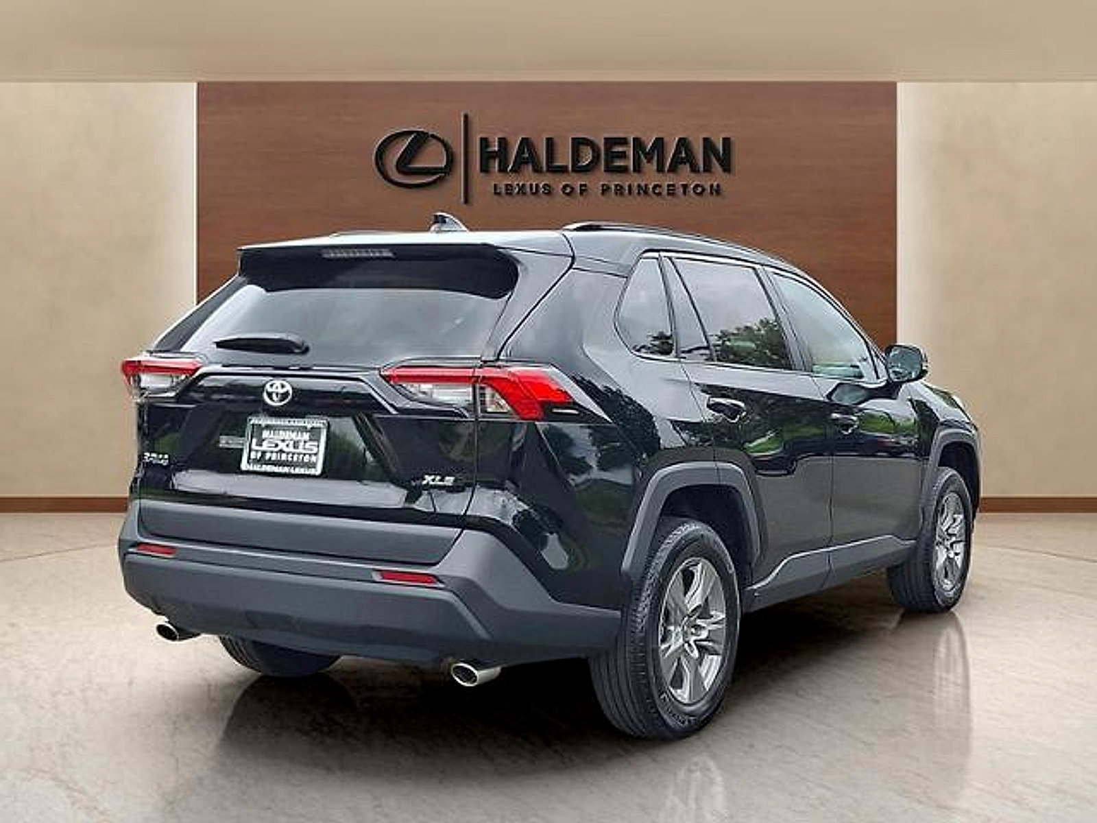 Used 2024 Toyota RAV4 XLE w/ Convenience Package FWD image 6