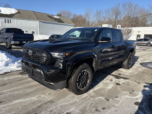 Used 2025 Toyota Tacoma TRD Sport w/ TRD Sport Upgrade Package image 3
