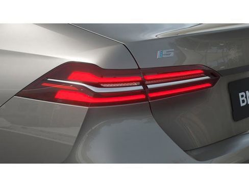 New 2026 BMW i5 eDrive40 w/ Convenience Package image 8