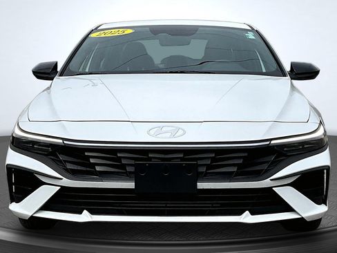 Used 2023 Hyundai Santa Fe SEL w/ Premium Package FWD image 2