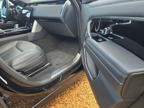 Used 2023 Land Rover Range Rover SE image 10